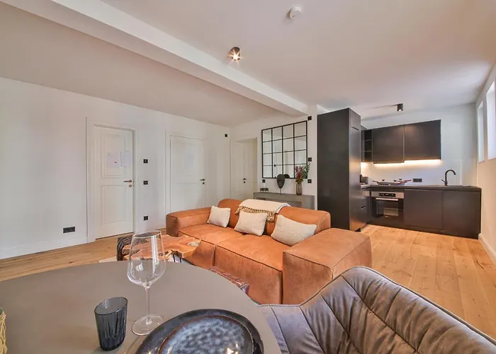 Aeronaut Suits By Pearl1 4* برلين